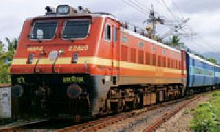 Rail trains are full of houses, 'no-room' | रेल्वे गाड्या हाऊसफुल्ल, खिडक्यांवर ‘नो-रूम’