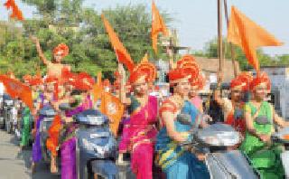 Marathi address: Family group is formed from family groups and family members | डौलात निघाली मराठी पताका : कुटुंबांच्या समुच्चयातून समाजाची घडण होते आणि कुटुंबाच्या जडणघडणीत Marathi address: Family group is formed from family groups and family members | डौलात निघाली मराठी पताका : कुटुंबांच्या समुच्चयातून समाजाची घडण होते आणि कुटुंबाच्या जडणघडणीत