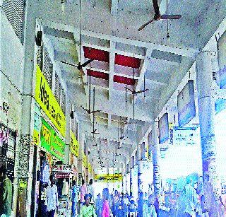 Passengers suffer due to incompatibility of Indapur bus station | इंदापूर बसस्थानकातील असुविधांमुळे प्रवासी त्रस्त