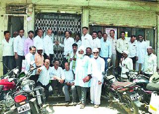Teachers blocked the district bank branch | जिल्हा बॅँक शाखेला शिक्षकांनी ठोकले टाळे