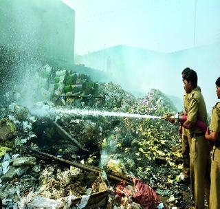 Three firefighters in Akola city | अकोला शहरात आगीच्या तीन घटना Three firefighters in Akola city | अकोला शहरात आगीच्या तीन घटना