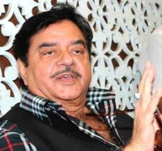 Shatrughan Sinha was furious when he stopped the stay in Ravindra Gaikwad | रवींद्र गायकवाडांना प्रवासबंदी केल्याने शत्रुघ्न सिन्हा संतापले Shatrughan Sinha was furious when he stopped the stay in Ravindra Gaikwad | रवींद्र गायकवाडांना प्रवासबंदी केल्याने शत्रुघ्न सिन्हा संतापले