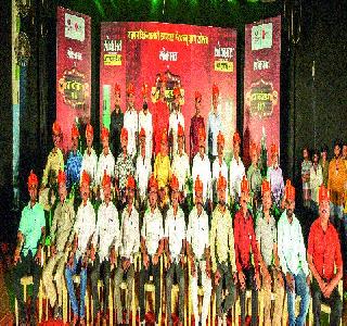 Newspaper sellers flocked to the celebration of Lokmat | लोकमतच्या आनंदोत्सवात रंगले वृत्तपत्र विक्रेते Newspaper sellers flocked to the celebration of Lokmat | लोकमतच्या आनंदोत्सवात रंगले वृत्तपत्र विक्रेते