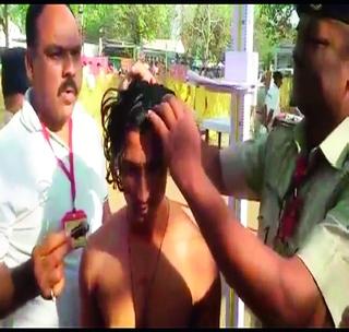 Iron bar to hide height in the youth | उंची वाढविण्यासाठी युवकाने केसात लपविली लोखंडी पट्टी Iron bar to hide height in the youth | उंची वाढविण्यासाठी युवकाने केसात लपविली लोखंडी पट्टी