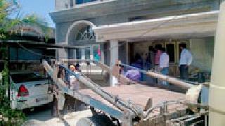 Three property seized for tax recovery | कर वसुलीसाठी तिघांची मालमत्ता जप्त