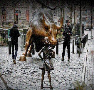 The statue of the girl who lives on Wall Street | वॉल स्ट्रीटवर राहणार त्या मुलीचा पुतळा The statue of the girl who lives on Wall Street | वॉल स्ट्रीटवर राहणार त्या मुलीचा पुतळा