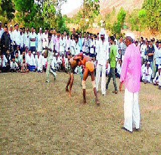 The skeleton of the knees | गुळूंचवाडीत रंगला कुस्त्यांचा आखाडा The skeleton of the knees | गुळूंचवाडीत रंगला कुस्त्यांचा आखाडा