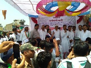 Farmers' debt should be waived - Jitendra Awhad | शेतकऱ्यांची कर्जमाफी झालीच पाहिजे - जितेंद्र आव्हाड Farmers' debt should be waived - Jitendra Awhad | शेतकऱ्यांची कर्जमाफी झालीच पाहिजे - जितेंद्र आव्हाड