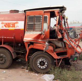 Comfort bus-tanker accident; Heart Disease Cleaner Death | आराम बस-टँकरचा अपघात; हृदयविकाराने क्लीनरचा मृत्यू