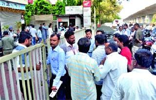 Clash of customers for the purchase of two bikes | दुचाकी खरेदीसाठी ग्राहकांची झुंबड