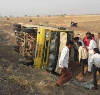 30 students injured in Solapur school bus accident | सोलापुरात शाळेची बस उलटून चालकाचा मृत्यू, 30 ते 40 विद्यार्थी जखमी 30 students injured in Solapur school bus accident | सोलापुरात शाळेची बस उलटून चालकाचा मृत्यू, 30 ते 40 विद्यार्थी जखमी