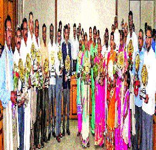 Retired officers, employees felicitate | सेवानिवृत्त अधिकारी, कर्मचाऱ्यांचा सत्कार Retired officers, employees felicitate | सेवानिवृत्त अधिकारी, कर्मचाऱ्यांचा सत्कार