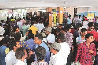 Shipments for buying cars in Kolhapur | कोल्हापुरात गाड्या खरेदीसाठी उडाली झुंबड Shipments for buying cars in Kolhapur | कोल्हापुरात गाड्या खरेदीसाठी उडाली झुंबड