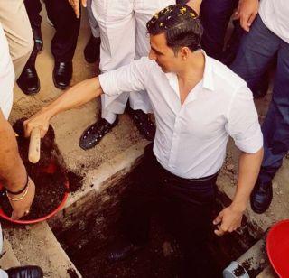Now the player Akshay Kumar will build the toilet | आता खिलाडी अक्षय कुमार बांधतोय शौचालय Now the player Akshay Kumar will build the toilet | आता खिलाडी अक्षय कुमार बांधतोय शौचालय
