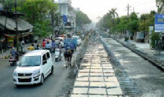 Cement road pedestal on the way to Shobhitra | शोभायात्रेच्या वाटेत सिमेंट रोडचा अडसर