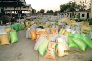 Hundreds of grandchildren open the pants | शेकडो पोती तूर उघड्यावर Hundreds of grandchildren open the pants | शेकडो पोती तूर उघड्यावर