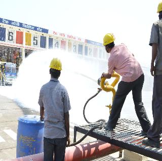 Shot in Akolner for fire extinguishing | आग विझवण्यासाठी अकोळनेरमध्ये धावाधाव