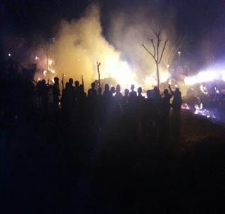 Great fire in Buldana district; Hundreds of animals died | बुलडाणा जिल्ह्यात भीषण आग; शेकडो जनावरे मृत्युमुखी Great fire in Buldana district; Hundreds of animals died | बुलडाणा जिल्ह्यात भीषण आग; शेकडो जनावरे मृत्युमुखी