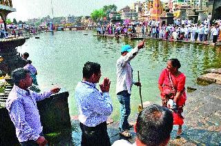 Enlightenment before the Godaghat, then take action | गोदाघाटावर आधी प्रबोधन, मग कारवाई