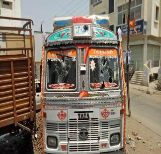 The truck flew to the motorcycle, 3-year-old Chimukuli killed | भरधाव ट्रकने दुचाकीला उडवले, 3 वर्षीय चिमुकली ठार