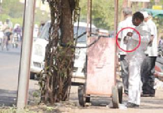 Guardian Minister, 'Those' road roadblock! | पालकमंत्री, ‘त्या ’रस्त्याचे हस्तांतरण रोखाच !