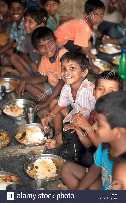 After the exam, the students took part in lunch | परिक्षेनंतर विद्यार्थ्यांनी घेतला समुह भोजनाचा आस्वाद