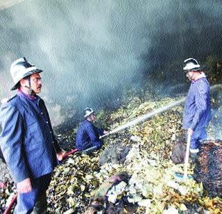 In the APMC, two sludge fire | ‘एपीएमसी’त दोन गाळ्यांना आग In the APMC, two sludge fire | ‘एपीएमसी’त दोन गाळ्यांना आग