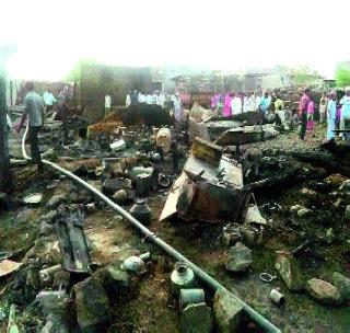 Fire broke out in 11 homes, four houses burnt! | आगीचे तांडवात ११ घरे, चार गोठे जळून खाक! Fire broke out in 11 homes, four houses burnt! | आगीचे तांडवात ११ घरे, चार गोठे जळून खाक!