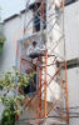 Cine-style movement of farmers climbing towers in Collectorate office | जिल्हाधिकारी कार्यालयात टॉवरवर चढून शेतकऱ्यांचे सिने स्टाईल आंदोलन