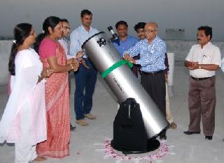 Highlighting of the state-of-the-art tablet at the MJJ | अंतराळातील सफरसाठी मु.जे.महाविद्यालयात अत्याधुनिक दुर्बिण Highlighting of the state-of-the-art tablet at the MJJ | अंतराळातील सफरसाठी मु.जे.महाविद्यालयात अत्याधुनिक दुर्बिण