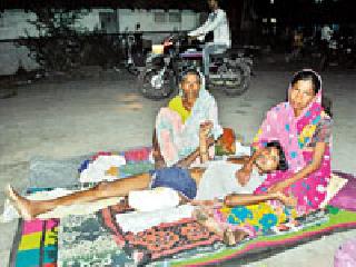 The mother asked for a boy | मुलासाठी आई मागते भीक