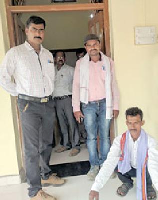 Sticks to the forest fire | जंगलाला आग लावणाऱ्यास अटक Sticks to the forest fire | जंगलाला आग लावणाऱ्यास अटक