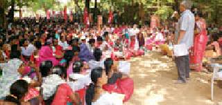 Anganwadi workers strike at Zilla Parishad | अंगणवाडी कर्मचाऱ्यांची जिल्हा परिषदेवर धडक