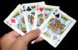 Soldiers held gambling, 8 people arrested | सोलापूरात जुगार आडयांवर धाड, ८ जण ताब्यात, दीड लाखांचा मुद्देमाल जप्त