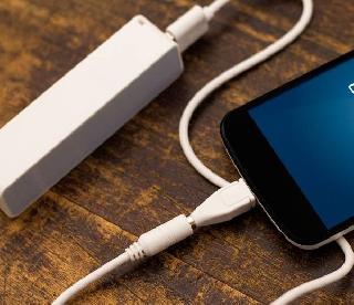 Charging victim's shock life risk | चार्जिंगला लावलेल्या फोनच्या शॉकनं जीवाला धोका Charging victim's shock life risk | चार्जिंगला लावलेल्या फोनच्या शॉकनं जीवाला धोका