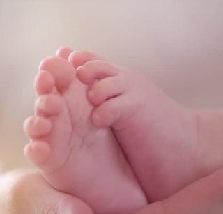 Mother committed suicide by dumping her baby in a bucket of water | पाण्याच्या बादलीत बुडवून आईनेच केली नवजात अर्भकाची हत्या Mother committed suicide by dumping her baby in a bucket of water | पाण्याच्या बादलीत बुडवून आईनेच केली नवजात अर्भकाची हत्या