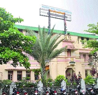 Time for hunger for 389 employees in municipal corporation | महापालिकेतील ३८९ कर्मचाऱ्यांवर उपासमारीची वेळ