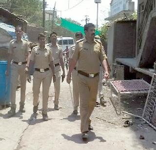 There is a clash between two groups in Navi Mumbai | निंभोऱ्यात दोन गटात हाणामारी There is a clash between two groups in Navi Mumbai | निंभोऱ्यात दोन गटात हाणामारी