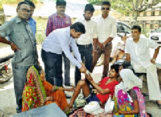 Thousands of hand-wrecked hands, weak my bosom | देणाऱ्यांचे हात हजारो, दुबळी माझी झोळी