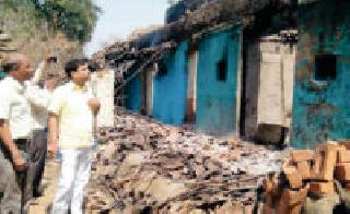 Three houses burnt millions of lives | तीन घरे जळून लाखोंची हानी Three houses burnt millions of lives | तीन घरे जळून लाखोंची हानी