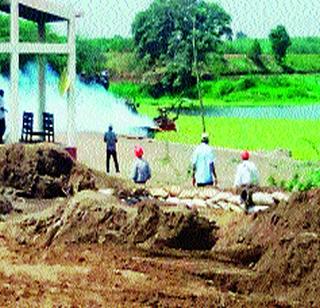 Water boiler | वाळूउपसा करणाऱ्या चार बोटींना जलसमाधी Water boiler | वाळूउपसा करणाऱ्या चार बोटींना जलसमाधी