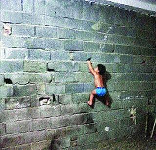 He stepped into a tenfold wall | दहा फूट भिंत तो पटापट चढला He stepped into a tenfold wall | दहा फूट भिंत तो पटापट चढला