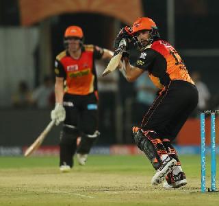 UV chattering! Sunrisers' victorious opening | युवीची फटकेबाजी! सनरायझर्सची विजयी सलामी UV chattering! Sunrisers' victorious opening | युवीची फटकेबाजी! सनरायझर्सची विजयी सलामी