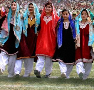 Kashmarini marrying sisters who delayed by 3 years | काश्मिरी तरुणी ३ वर्षे उशिरा करतात लग्न Kashmarini marrying sisters who delayed by 3 years | काश्मिरी तरुणी ३ वर्षे उशिरा करतात लग्न