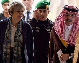 The British Prime Minister also broke the Saudi Arabian tradition (Photo Story) | या ब्रिटीश पंतप्रधानांनीही मोडली सौदी अरेबियाची प्रथा( फोटो स्टोरी) The British Prime Minister also broke the Saudi Arabian tradition (Photo Story) | या ब्रिटीश पंतप्रधानांनीही मोडली सौदी अरेबियाची प्रथा( फोटो स्टोरी)