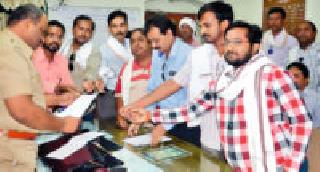 Attacks on attacker in Varanha | वार्ताहरावर हल्ला करणाऱ्यास अटक करा Attacks on attacker in Varanha | वार्ताहरावर हल्ला करणाऱ्यास अटक करा