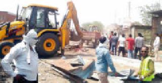 Hammer on the encroachment of the oath | वडकीतील अतिक्रमणावर हातोडा Hammer on the encroachment of the oath | वडकीतील अतिक्रमणावर हातोडा