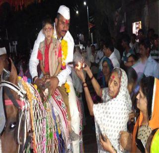 The procession started by the villagers for 17 years of retired army personnel | 17 वर्ष मातृभूमीची सेवा करीत निवृत्त झालेल्या जवानांची ग्रामस्थांनी काढली मिरवणूक