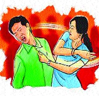 Rhinos girl harasses | रोडरोमिओंच्या त्रासाने मुली हैराण Rhinos girl harasses | रोडरोमिओंच्या त्रासाने मुली हैराण