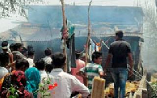 Fire to two houses at Ghodpeth | घोडपेठ येथे दोन घरांना आग Fire to two houses at Ghodpeth | घोडपेठ येथे दोन घरांना आग